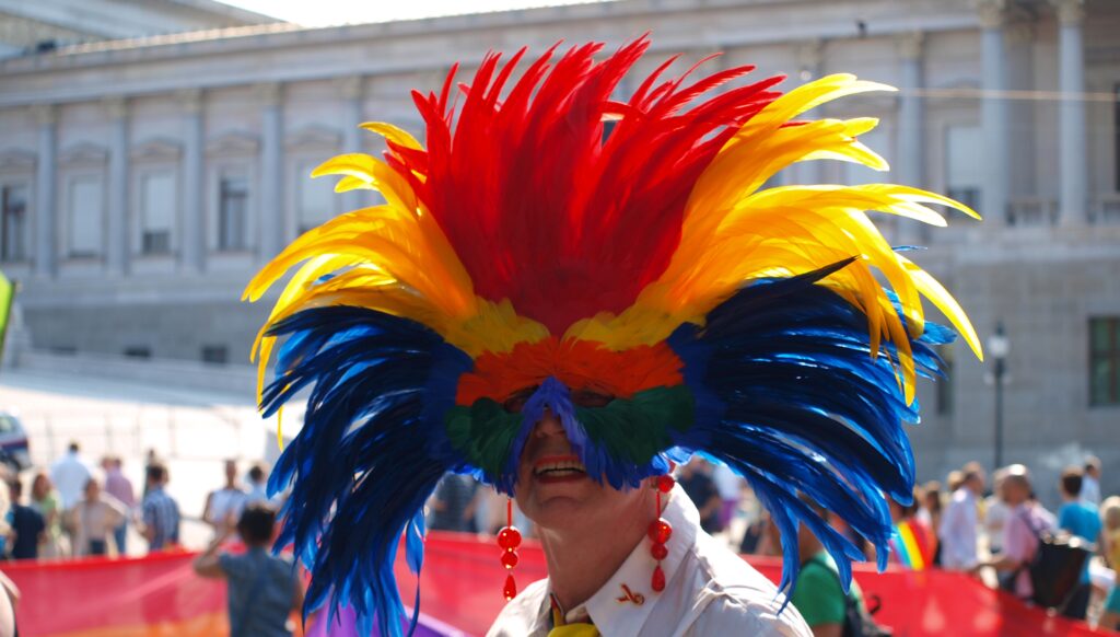 Vielfalt: Gesicht mit Regenbogen-Kopfschmuck, entstanden auf der Regenbogenparade 2010